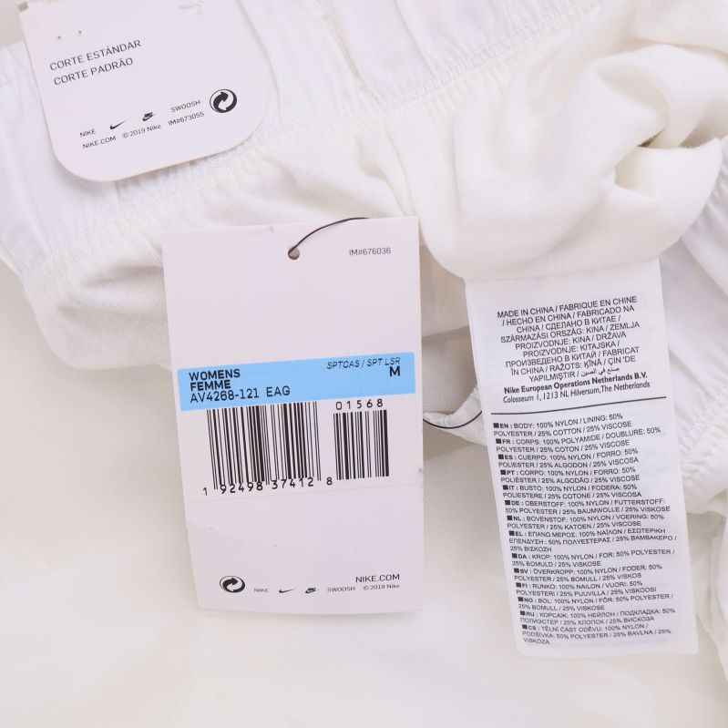 Etiketter med storleksinformation och instruktioner för skötsel