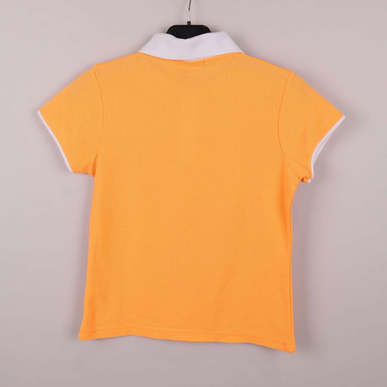 Aprikos pikétröja med vit krage sedd bakifrån