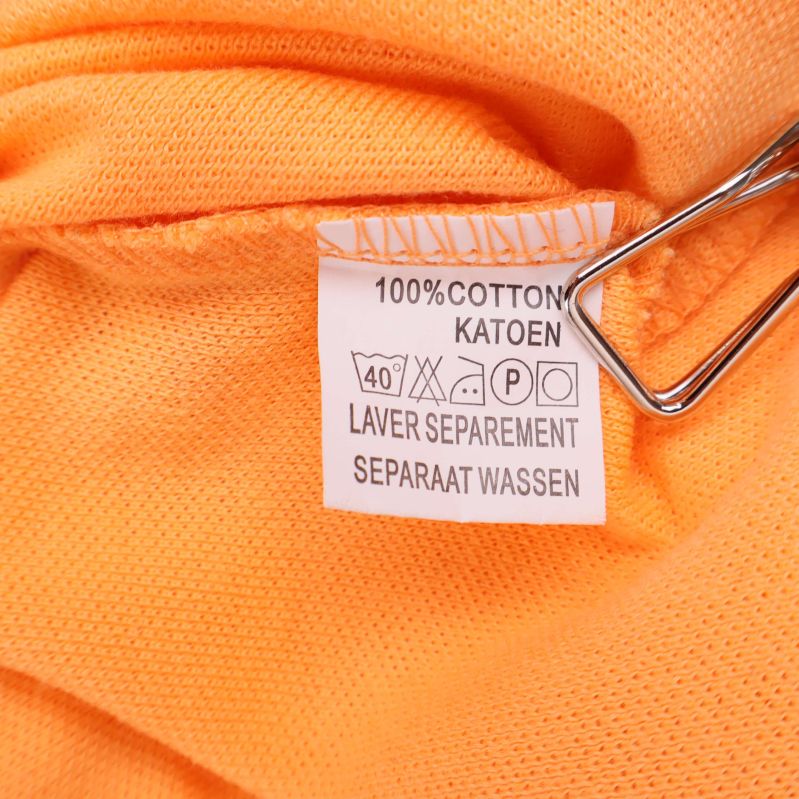 Tvättlapp med information om 100% bomull på insidan