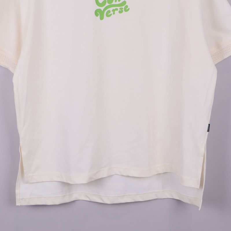 Nederkant av t-shirt med sidslitsar och dubbla lager