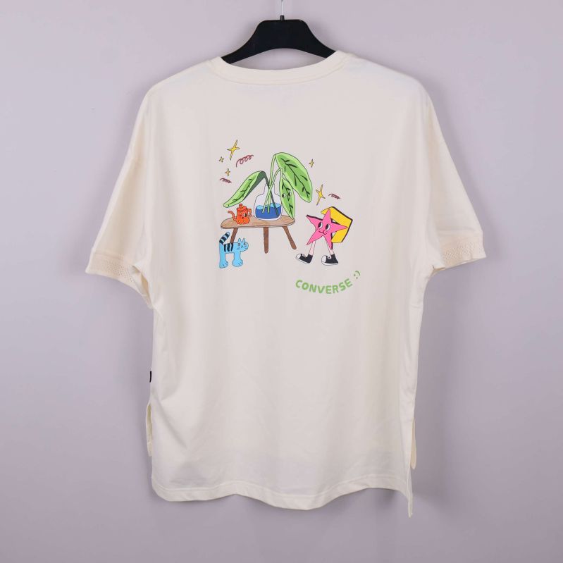 T-shirtens rygg med färgglatt grafiskt motiv och Converse-logga