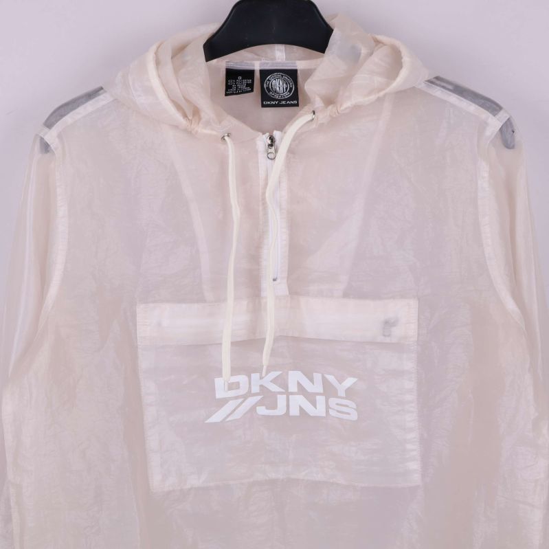 Detaljbild på bröstpartiet och stor ficka med logotyp