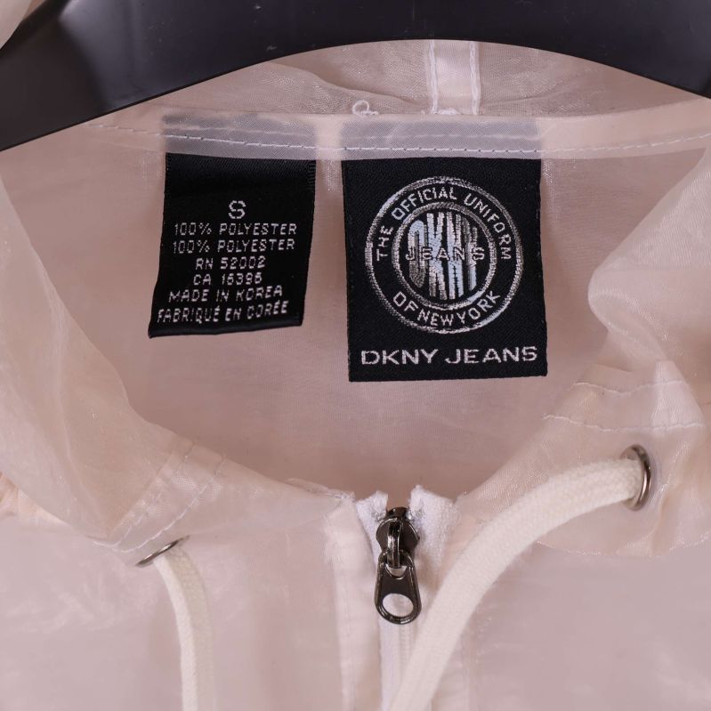 Närbild på etiketter i nacken med varumärke och materialinfo