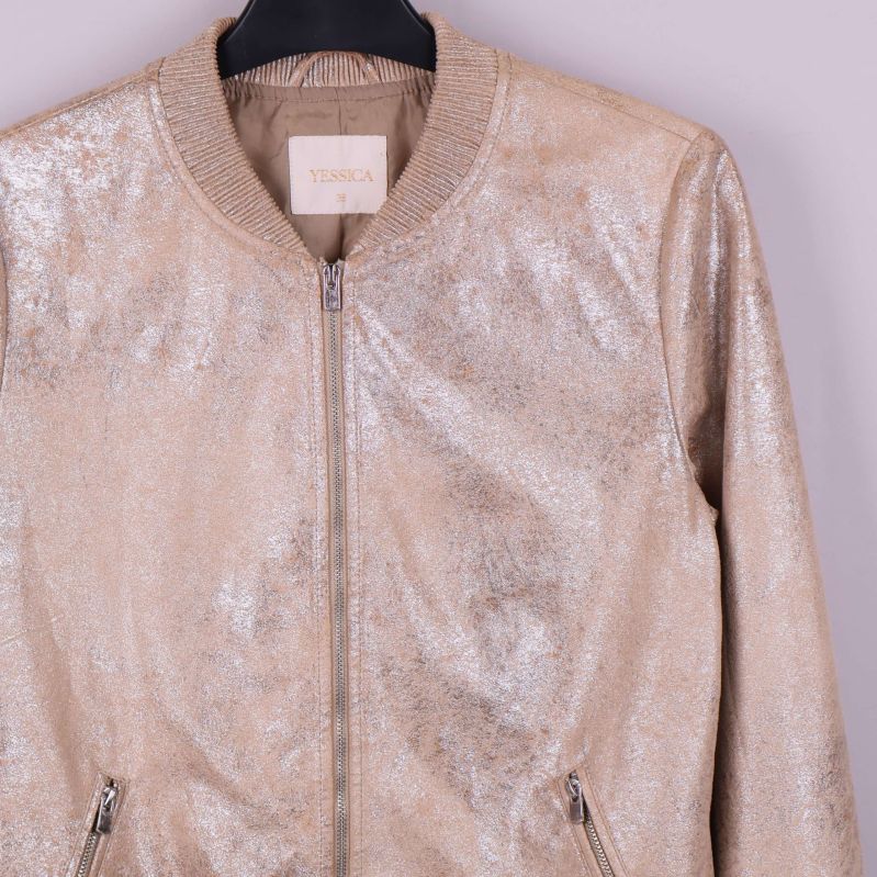 Detalj av glittrig yta och dragkedja på jacka