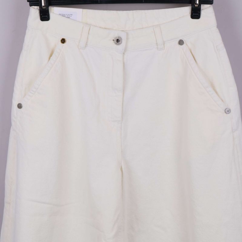 Närbild på benvidd och utsvängd passform i tyg