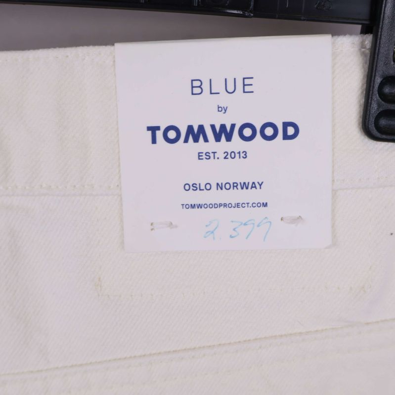 Etikett med modellnamn storlek och färg vintage white