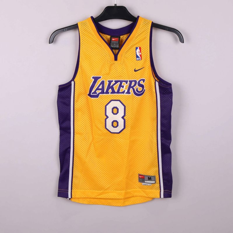 Gult och lila Lakers basketlinne med nummer åtta framtill