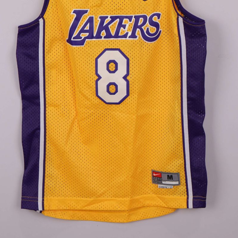 Nedre delen av basketlinne med storlekslapp M