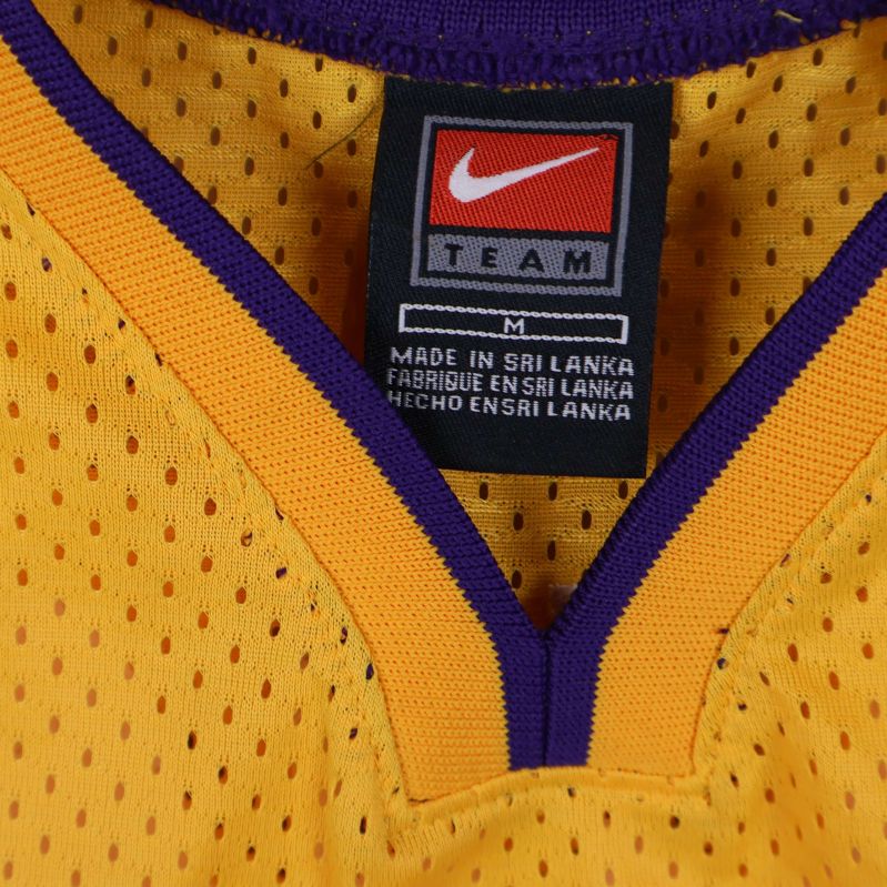 Närbild på nacketikett med Nike-logga och storlek M