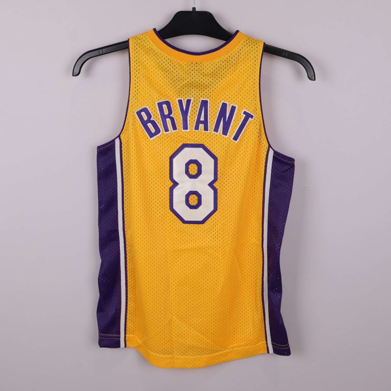 Baksida av basketlinne med texten Bryant och nummer åtta