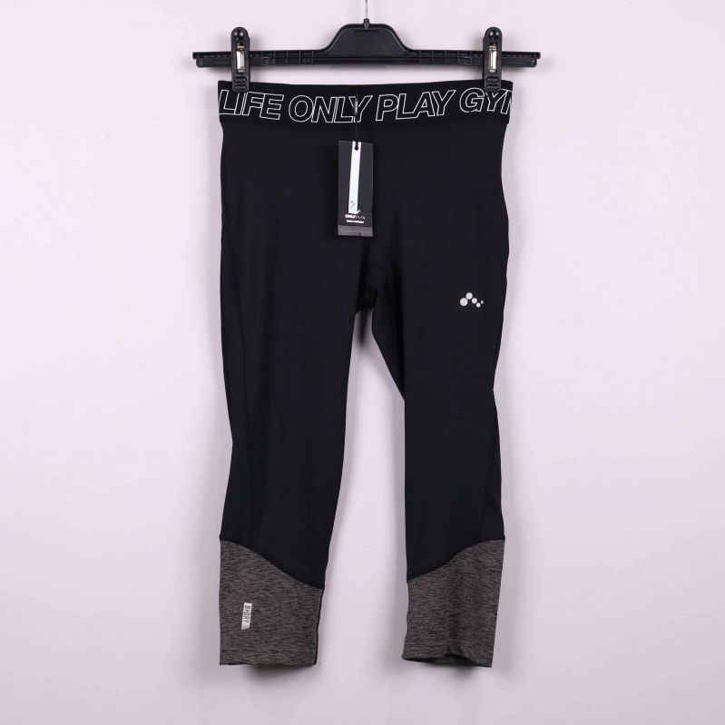 Svarta träningstights med gråa benslut framifrån