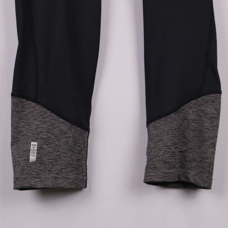 Gråmelerade benslut med sydd etikett i närbild