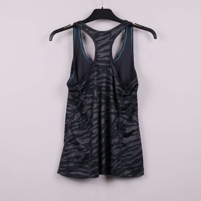 Sportlinne med svartgrått djurmönster på galge, baksida