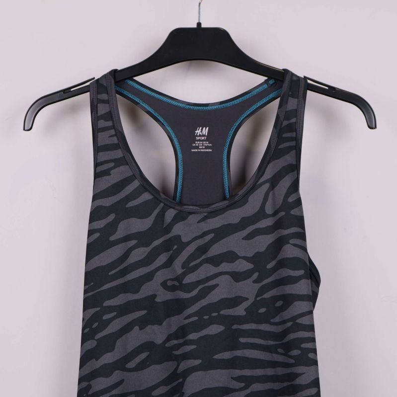 Övre delen av sportlinnet med synliga blå sömmar