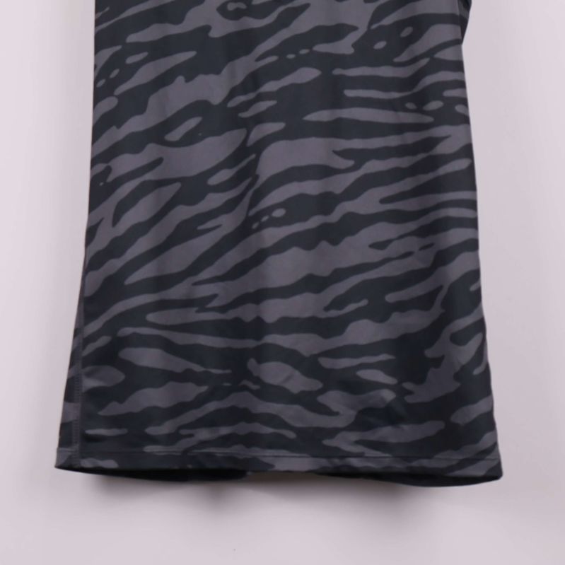 Nedre delen av sportlinnet med djurmönster