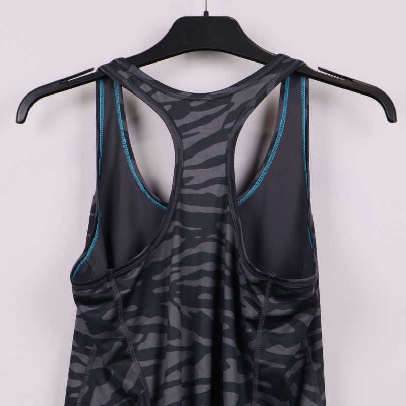 Ryggsida av sportlinne med djurmönster och blå detaljer