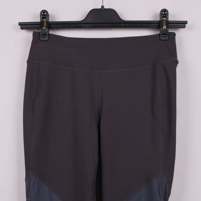 Närbild på midjan och överdel av träningstights