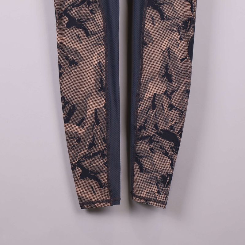 Närbild på mönstrad nederdel av ben på tights