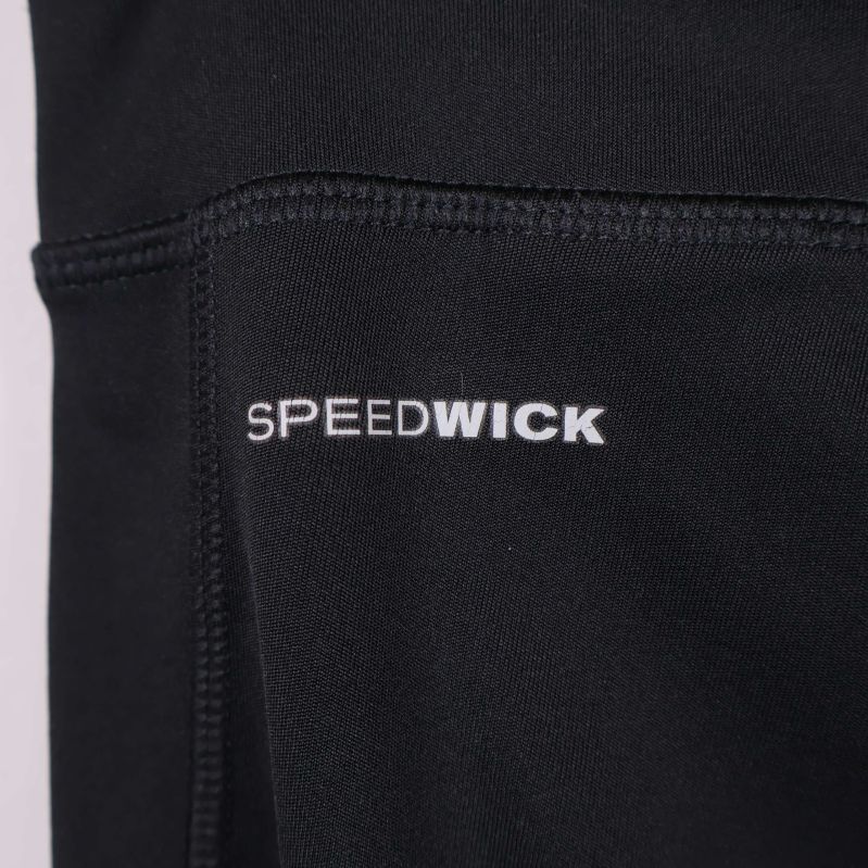 Detaljbild på nedre delen av benen med Reebok-logga