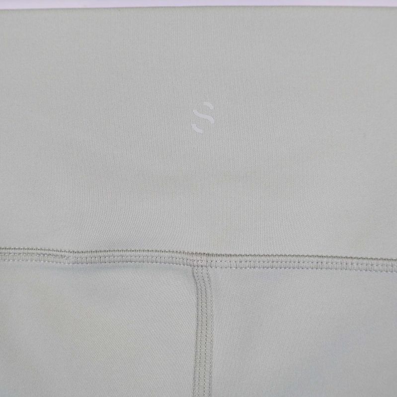 Närbild på ribbad struktur i tyget