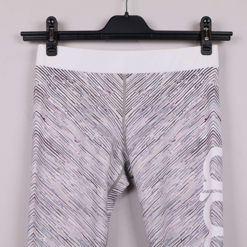 Detalj på tightsens överdel med vit linning