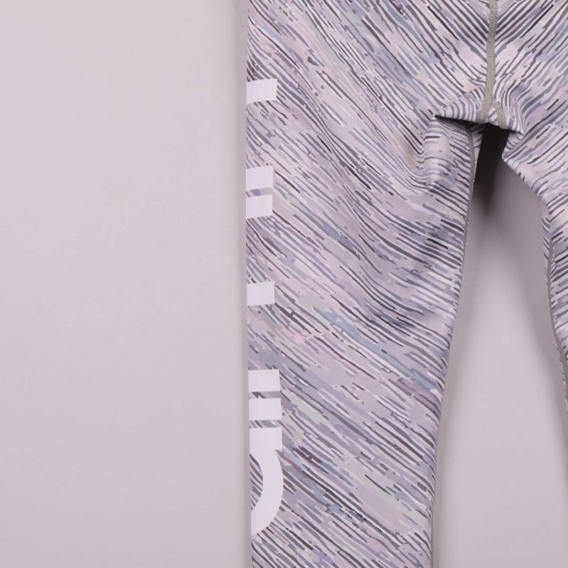 Detalj på tightsens ben med grafiskt tryck