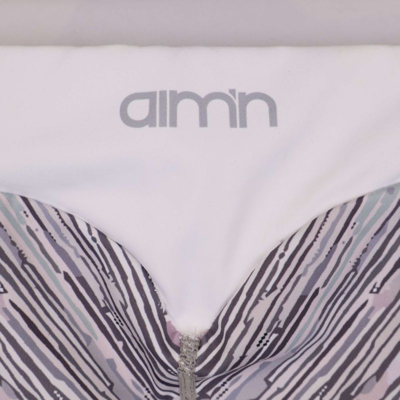 Aim'n logotyp tryckt på insidan av linningen