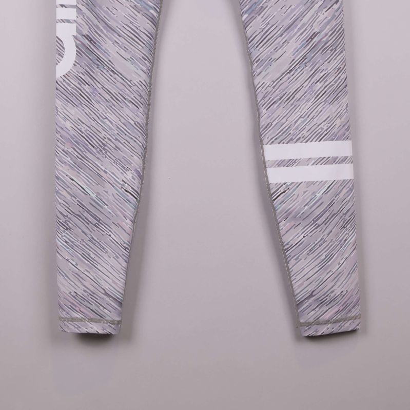 Nedre del av tights med dubbla vita streck på benet