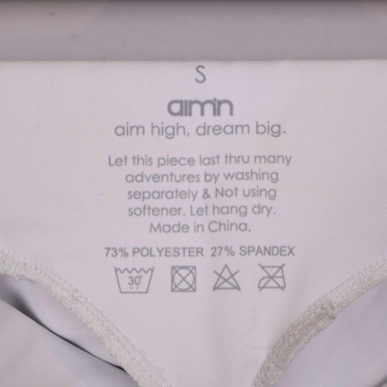 Materialinformation och tvättråd tryckta inuti tightsen