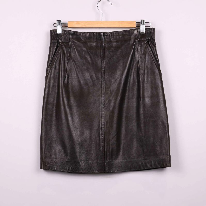 Brun skinnkjol bakifrån