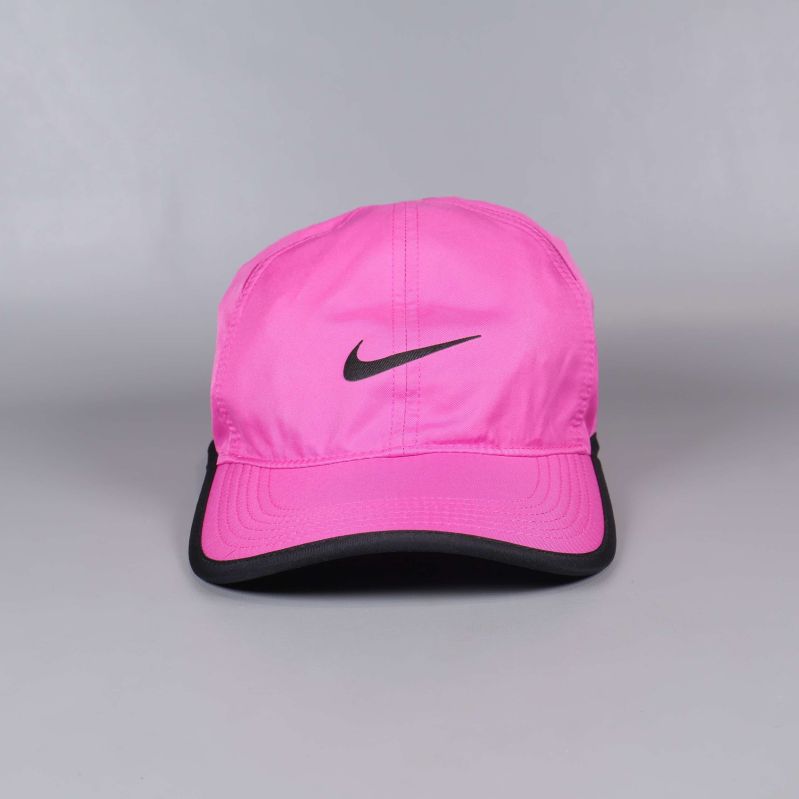 Nike-keps i rosa med svart sula sett framifrån