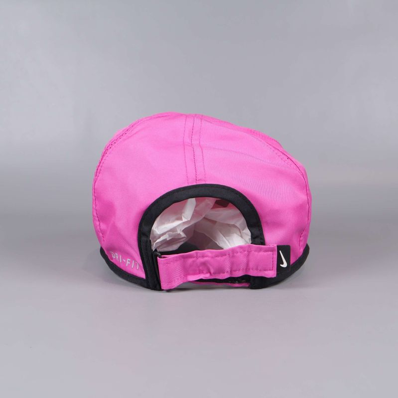 Baksidan av rosa keps med justerbar rem