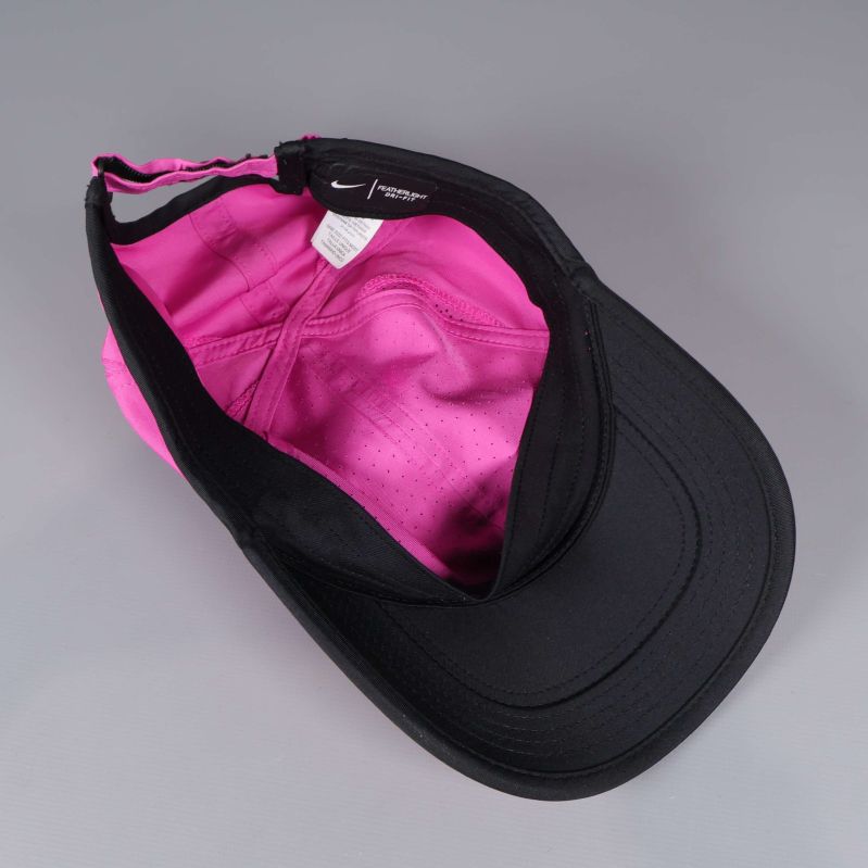 Insidan av kepsen med svart sula och inneretikett