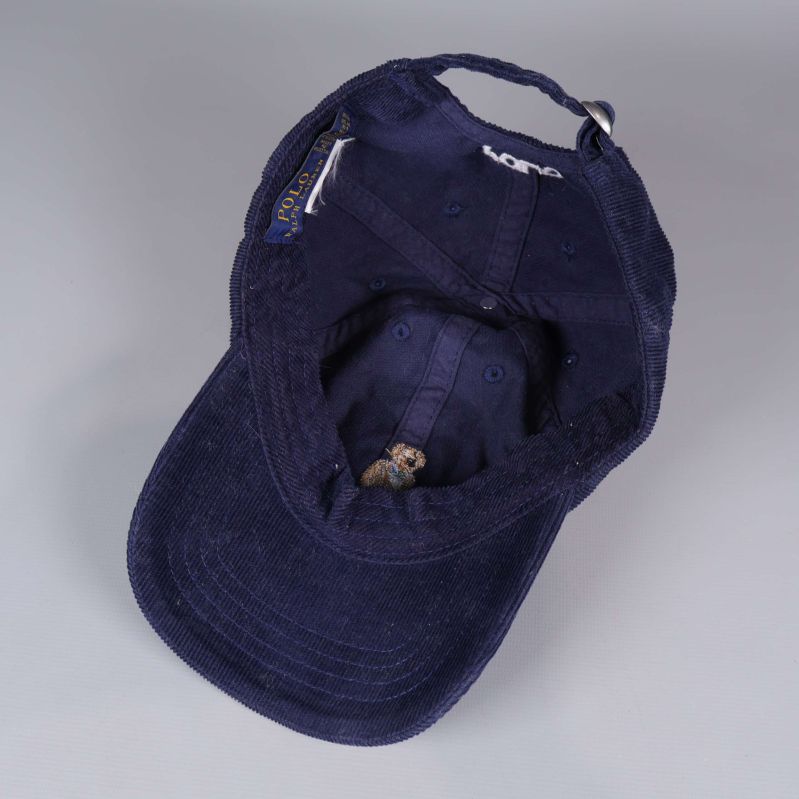 Insidan av kepsen med etikett och mörkblå manchester