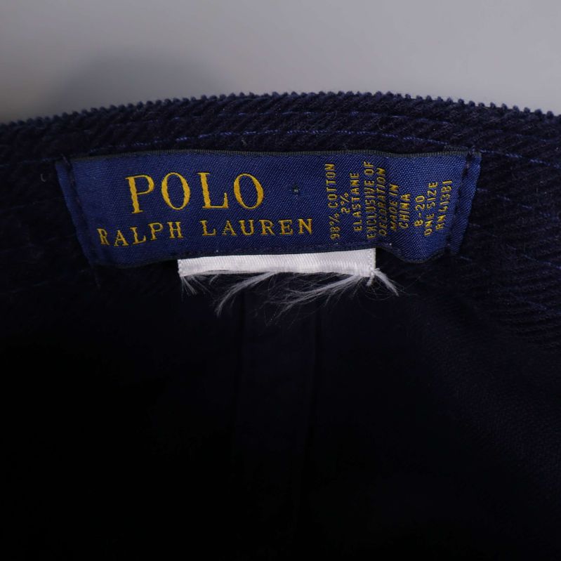 Närbild på Polo Ralph Lauren-etikett och materialinformation