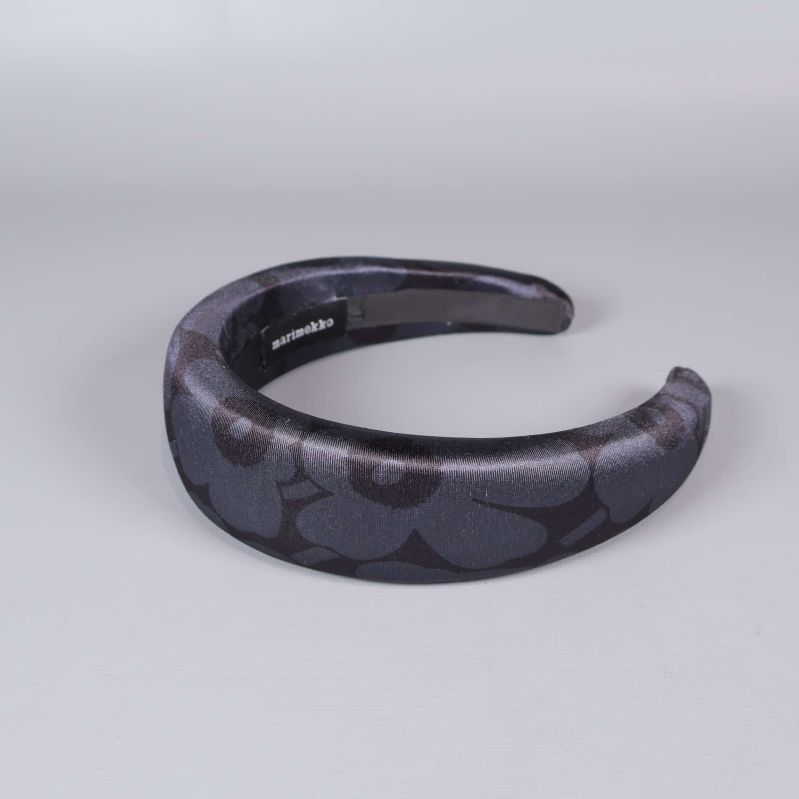 Brett hårband i svart med stora blommor