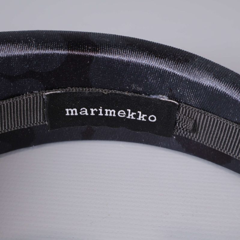 Insida av hårband med marimekko-logga på etikett