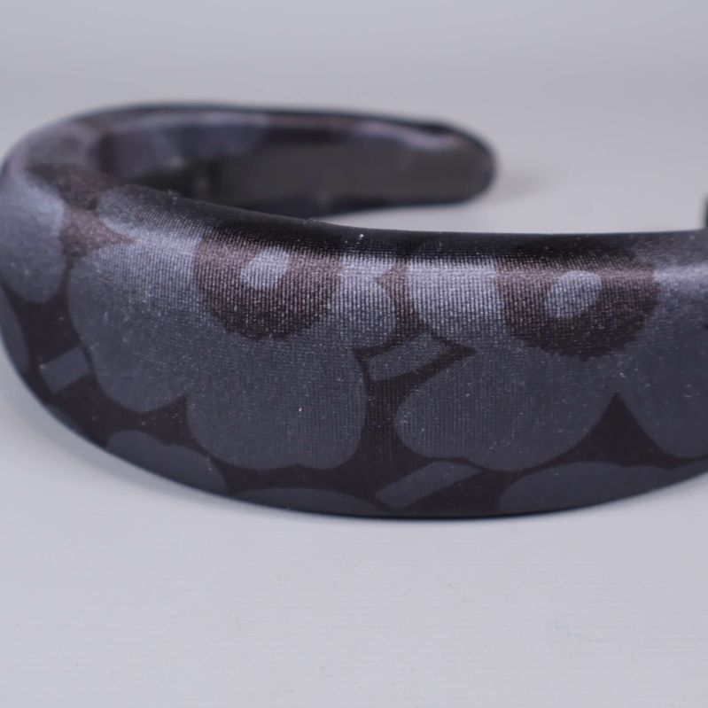 Närbild på hårbandets blommiga tygmönster