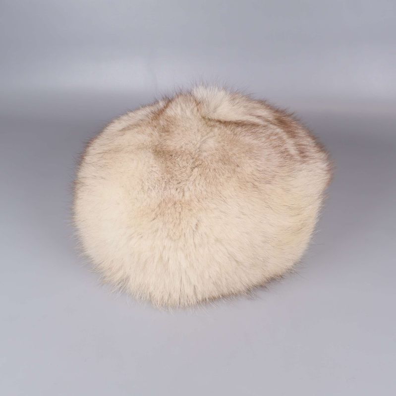 Mössas ovansida i ljus fluffig päls med mjuk struktur