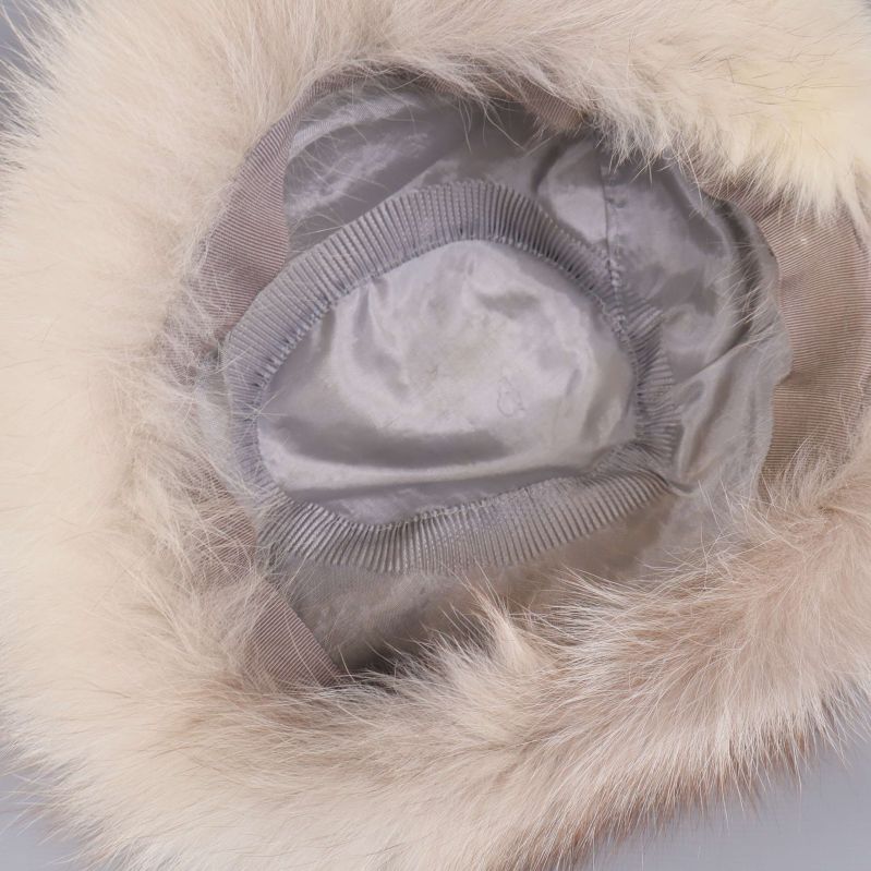 Insidan av pälsmössa med ljusfärgat, slätt foder
