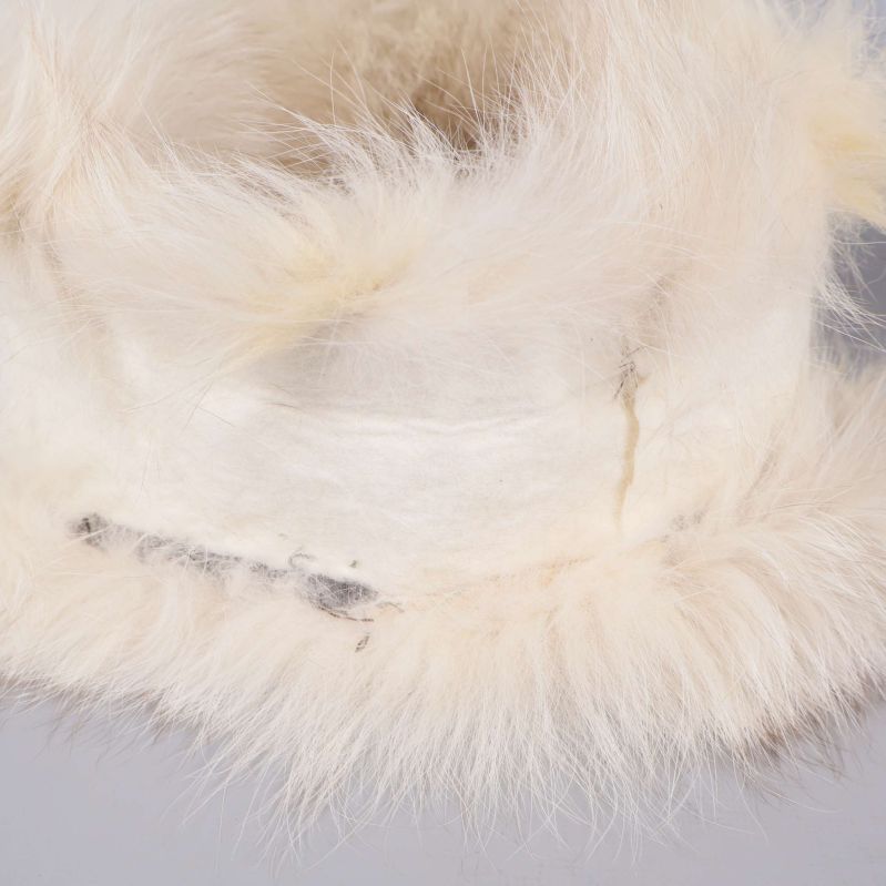 Närbild på insidan av pälskragen med vita sömmar