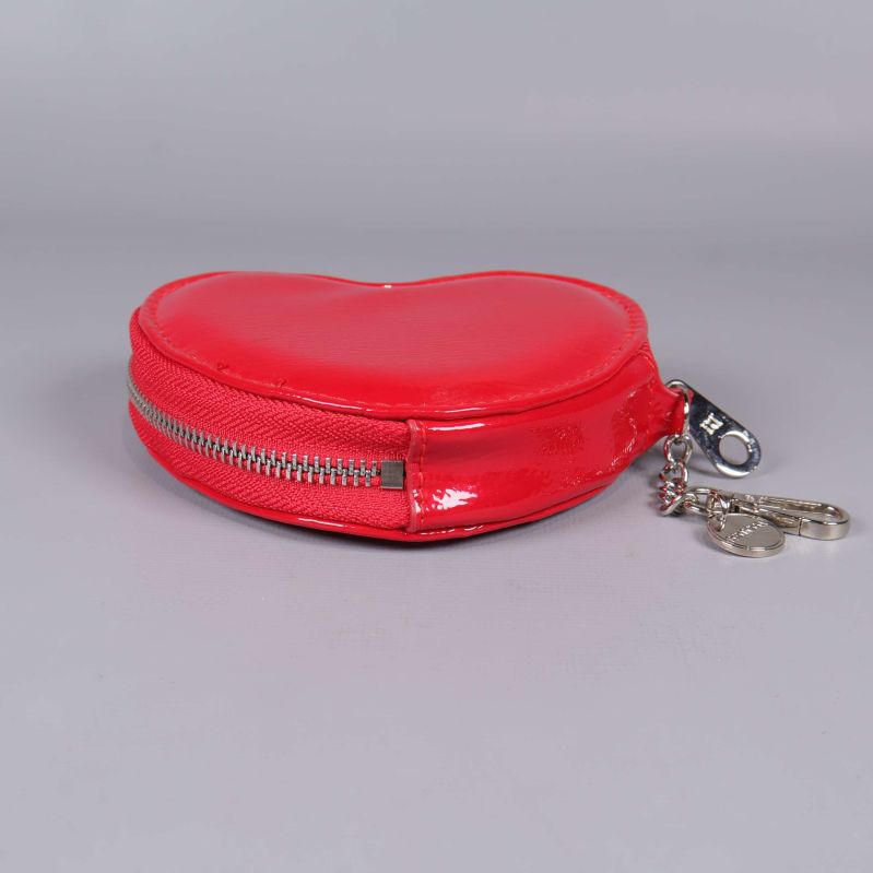 Platt vy av hjärtformat fodral med silverdragkedja