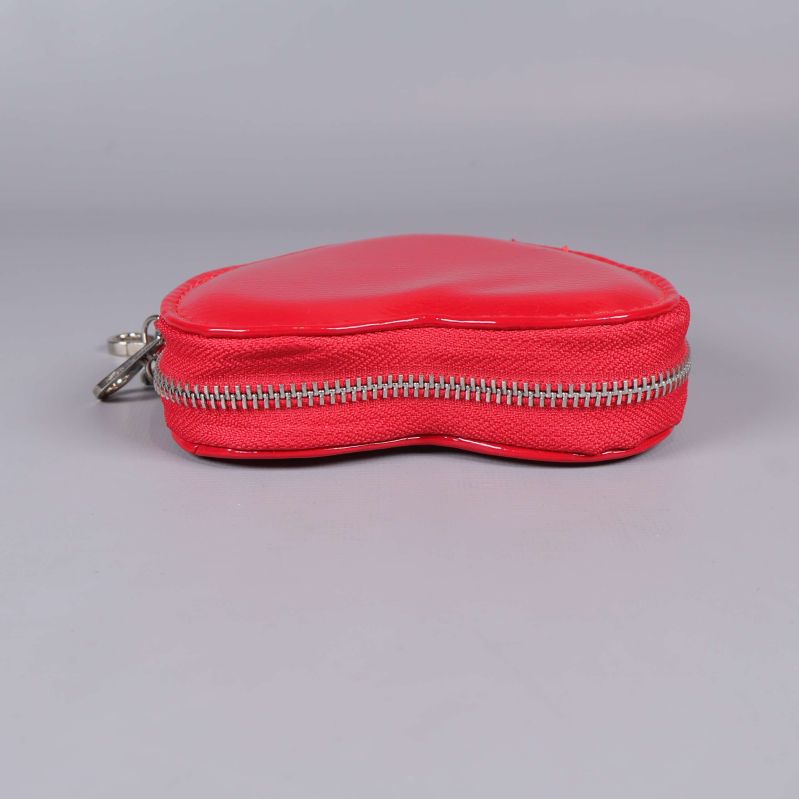 Baksida av rött hjärtformat fodral med dragkedja