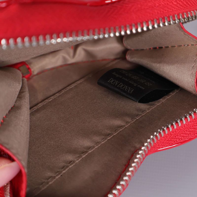 Insida av fodral med beigefärgat foder och etikett