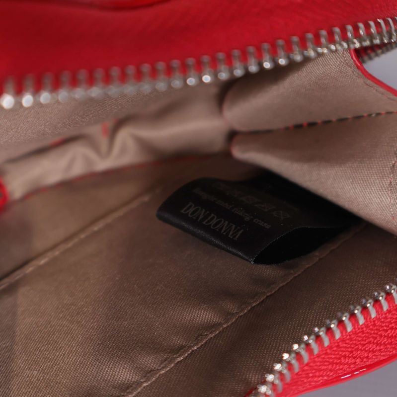 Närbild på beigefärgat innerfoder och svart etikett