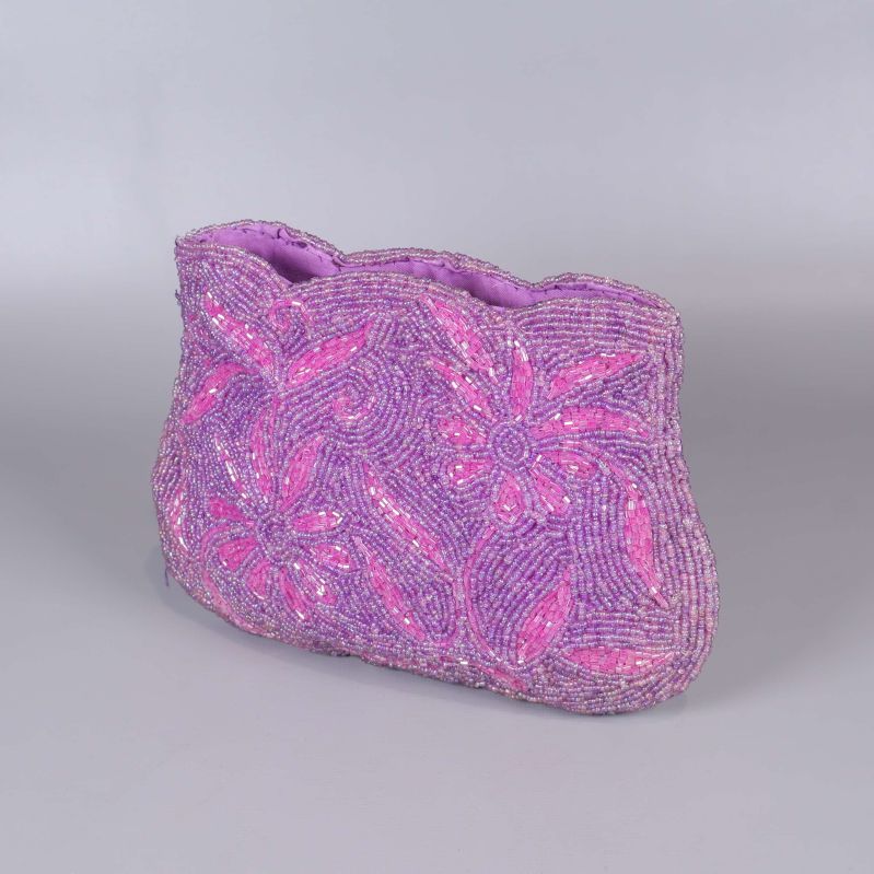 Lila kuvertväska med glittrande pärlbroderi och blommigt mönster