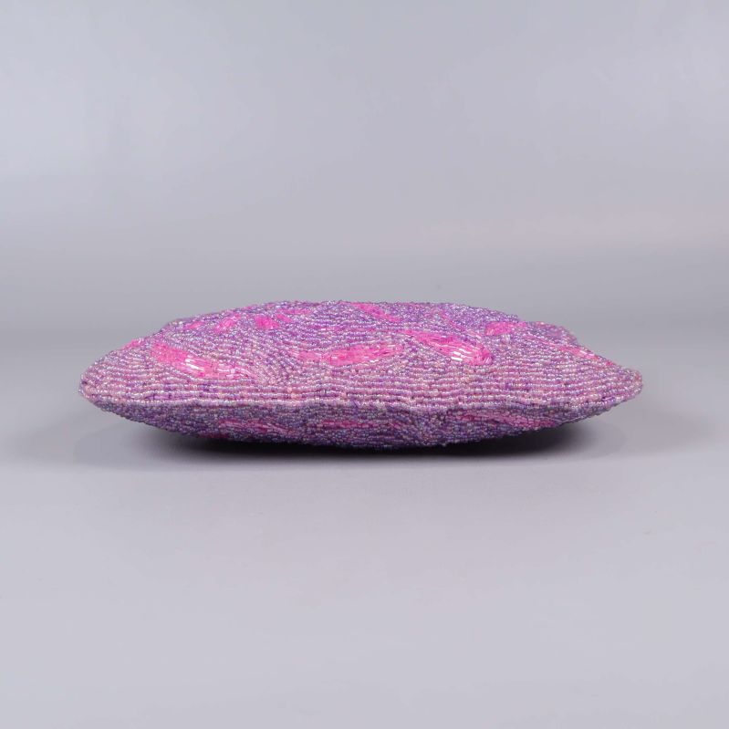 Botten av väska visar glittrande pärlbroderad yta