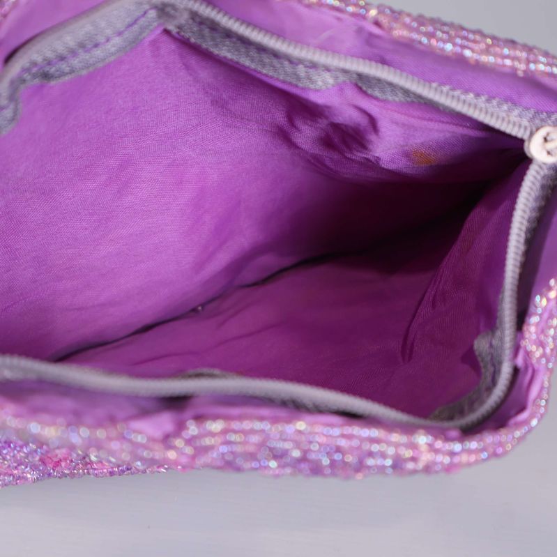 Närbild på väskans lila tygfoder och öppning