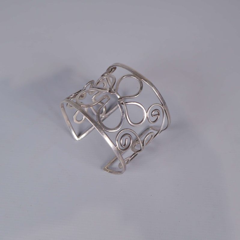Bred armring i metalltråd med blommönster och öppen design