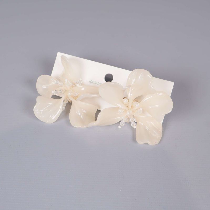 Örhängen formade som stora ljusa blommor med pärldetaljer